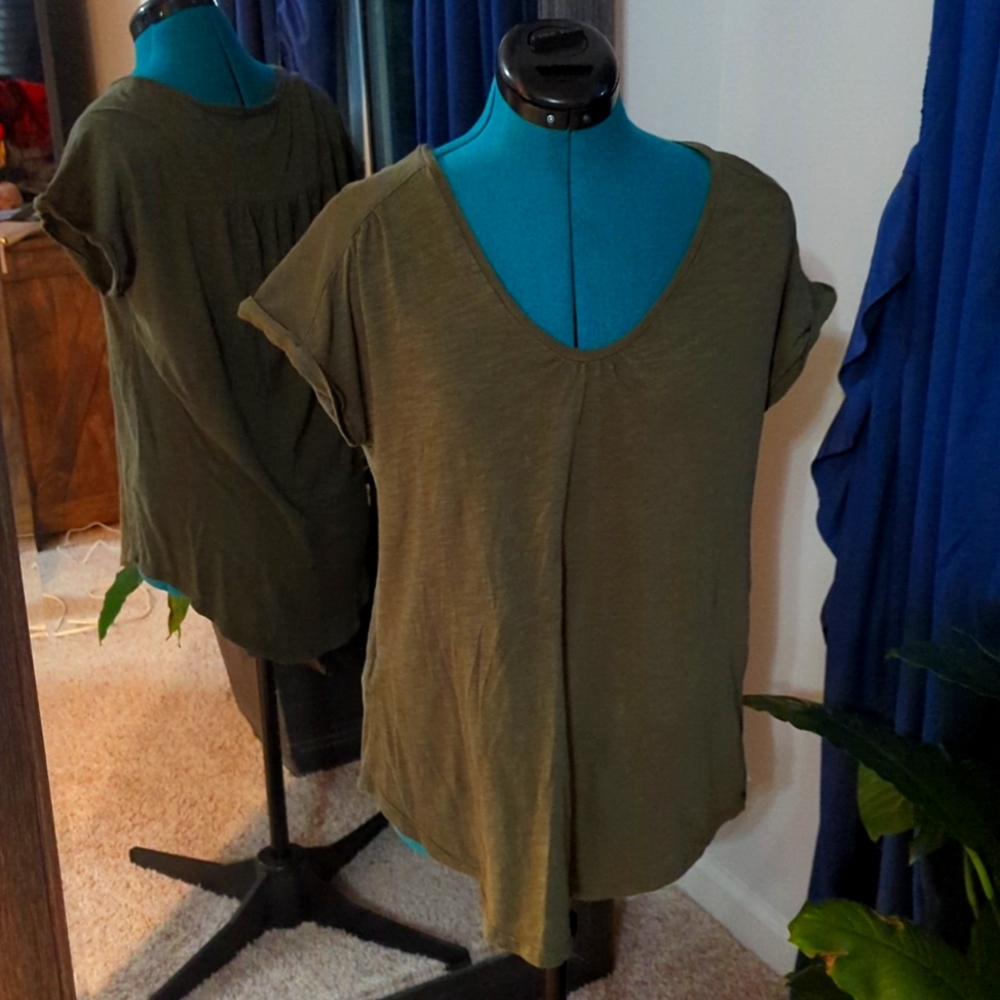 Eddie Bauer medium olive tee-shirt